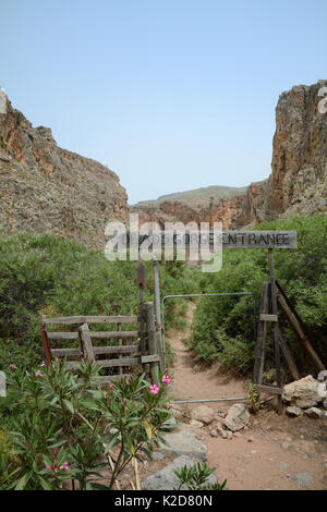 Eingang nach Zakros Schlucht, auch genannt die "Schlucht der Toten" aufgrund der Minoischen Höhle Bestattungen, Kato Zakros, Sitia Natur Park, Lassithi, Kreta, Griechenland, Mai 2013. Stockfoto