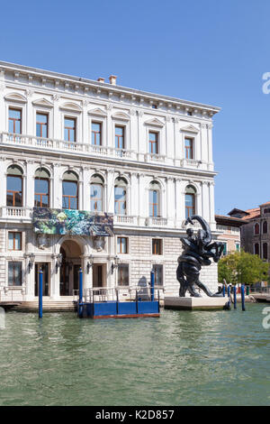 Palazzo Grassi mit der Fahne aus der britische Künstler Damien Hirst Ausstellung Schätze aus dem Wrack Der Unglaublichen auf dem Canal Grande, Venedig Stockfoto
