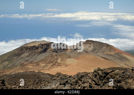 Alten Lavaströme und Gipfel des Pico Viejo Vulkan gesehen vom Mount Teide, mit Massen von bimsstein Einlagen rund um den Krater, Teneriffa, Mai 2014. Stockfoto