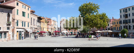 Panorama Blick auf den Campo Santa Margherita, Dorsoduro Venedig, Venetien, Italien. Der Campo ist ungewöhnlich ruhig wegen der intensiven Hitze und die wenigen Touris Stockfoto