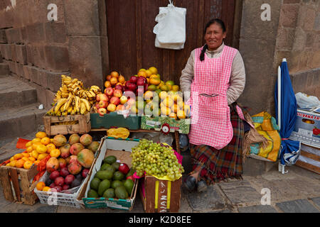 Frau mit Frucht in Cusco, Peru, Südamerika Abschaltdruck Stockfoto