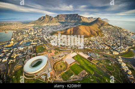Luftaufnahme der Stadt Kapstadt mit dem Tafelberg, Südafrika, aus Helikopter, Mai 2011 Stockfoto