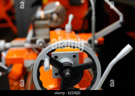 Drehbank Maschine mit Reitstock im Vordergrund. Selektive konzentrieren. Stockfoto