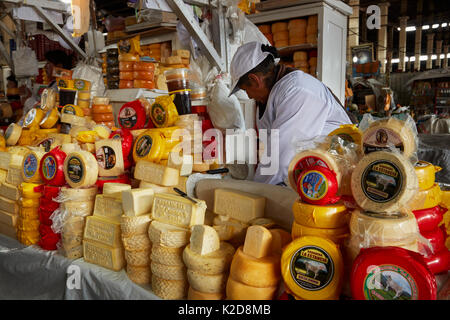 Käse stall in San Pedro Markt, Cusco, Peru, Südamerika Stockfoto