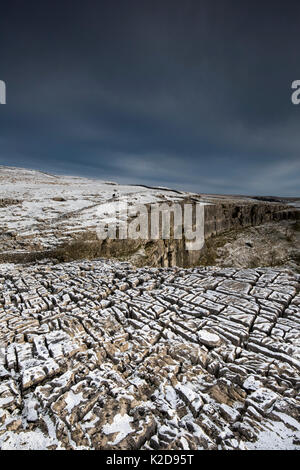 Karbon Kalkstein Pflaster über Malham Cove, mit Licht Abstauben des Schnees, Yorkshire, Großbritannien. Januar 2014 Stockfoto