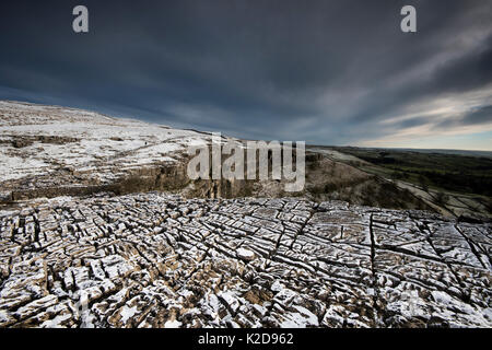 Karbon Kalkstein Pflaster über Malham Cove, mit Licht Abstauben des Schnees, Yorkshire, Großbritannien. Januar 2014 Stockfoto