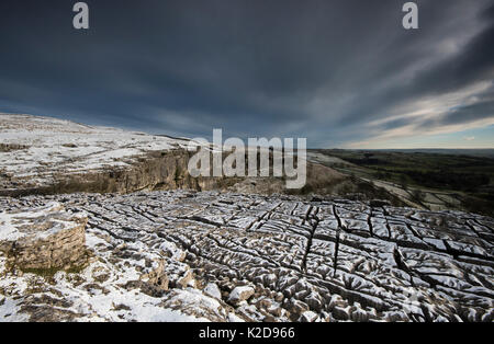 Karbon Kalkstein Pflaster über Malham Cove, mit Licht Abstauben des Schnees, Yorkshire, Großbritannien. Januar 2014 Stockfoto