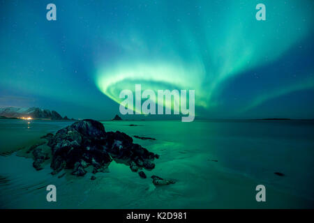 Northern Lights oberhalb der Strand in der Nähe von Bleiksoya Bird Island in der Nähe von Andenes Andoya, Island, North Atlantic Ocean, Norwegen, Januar 2016 Stockfoto