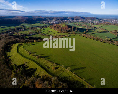 Uley Bügeleisen begraben - alter Hill fort auf Cotswold Escarpment, defensive Gräben noch sichtbar. Gloucestershire, Vereinigtes Königreich. Antenne drone mit CAA ermöglichen. November 2015. Stockfoto