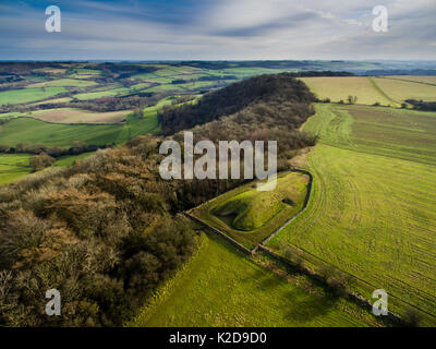 Luftaufnahme von Belas Knap, eine neolithische gekammert Long Barrow auf der Cotswold Way, Winchcombe, Gloucestershire, UK. Mit Antenne Drohne von CAA-Inhabers erschossen. Januar 2016. Stockfoto