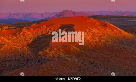 Luftaufnahme von Sonne über Berg im Namib-Naukluft-Nationalpark, Namibia eingestellt Stockfoto