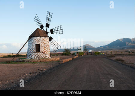 Historische Windmühle auf Fuerteventura, Kanarische Inseln, Spanien, Dezember. Stockfoto