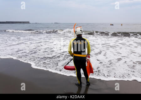 Ein japanischer Rettungsschwimmer am Strand in Chigasaki, Kanagawa, Japan. Stockfoto