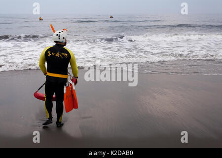 Ein japanischer Rettungsschwimmer am Strand in Chigasaki, Kanagawa, Japan. Stockfoto