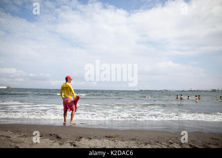 Ein japanischer Rettungsschwimmer an einem Strand in Enoshima, Kanagawa, Japan. Stockfoto