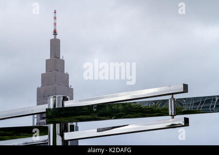 DOCOMO Tower hinter einer modernen Skulptur, Tokyo, Japan Stockfoto