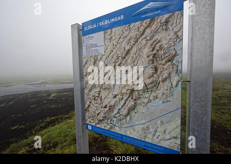 Bizarre Lavaformationen umgeben von Wollgras, Skaelingar Hütte am Rande des Skafta-Lava, in der Nähe von Skafta Stockfoto