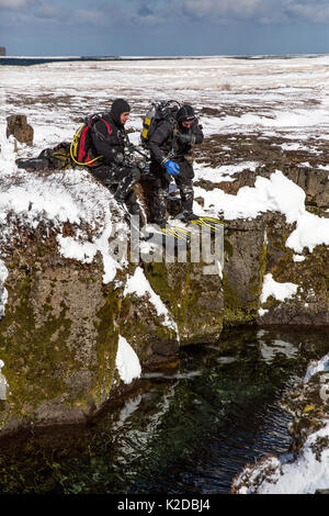 Taucher fertig, in die vulkanische crack Nesgja zu springen, in der asbyrgi National Park, Northern Island Stockfoto