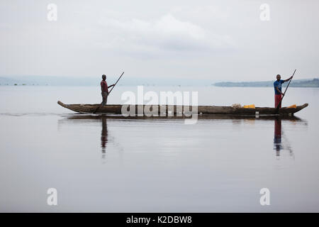 Überqueren von Kongo River mit Waren zu handeln, der Fluss ist die Grenze zwischen der Republik Kongo und der Demokratischen Republik Kongo (DRC) Stockfoto