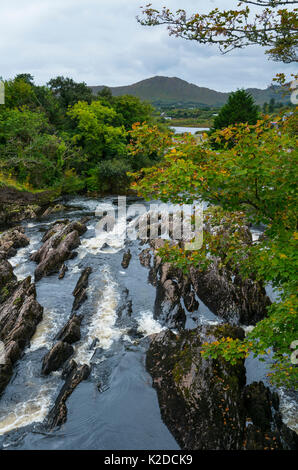 Rock Erosion im Fluss von Sneem Village, Ring of Kerry Trail, Iveragh Halbinsel, County Kerry, Irland, Europa. September 2015. Stockfoto