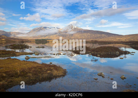 Wolken und Nebel, Spiegelbild, Clearing Berge auf dem Loch nah Achlaise auf Rannoch Moor in den Highlands, Schottland, Großbritannien. April 2011. Stockfoto