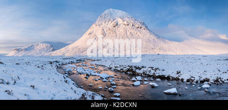 Panorama des Teufels und Carn Toul bei Sonnenaufgang mit dem Fluss Dee im Vordergrund. Mar Lodge Estate, Cairngorms, Highlands von Schottland, UK, Januar 2016. Stockfoto