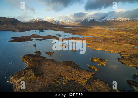 Loch Na h-Achlaise bei Sonnenaufgang mit dem Schwarzen Berg an, der in der Entfernung, Glencoe, Argyll und Bute, Schottland, UK, März 2015. Stockfoto