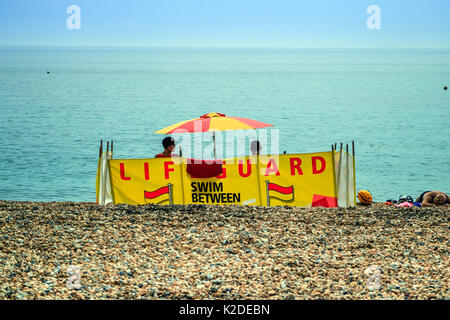 Rettungsschwimmer am Strand von Brighton, Brighton, West Sussex, UK, 2017 Stockfoto