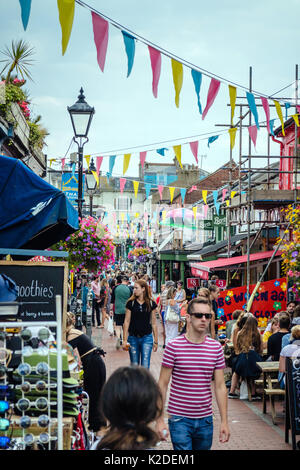 Die Kensington Gardens Road, North Laine, Geschäften und Cafés, Brighton, West Sussex, UK, August 2017 Stockfoto