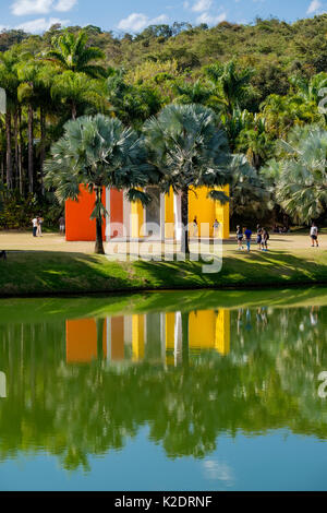 Botanischer Garten Inhotim, Penetrável Magic Square # 5 Kunstinstallation von Helio Oiticica, Inhotim Institute, Brumadinho, Minas Gerais, Brasilien. Stockfoto