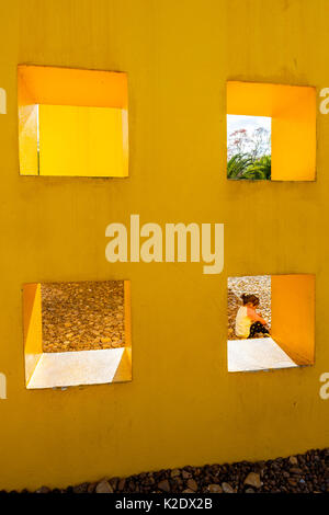 Junges Mädchen spielt auf dem Boden auf dem Penetrável Magic Square # 5 Kunstinstallation von Helio Oiticica, Inhotim Institute, Brumadinho, Minas Gerais, Brasilien. Stockfoto