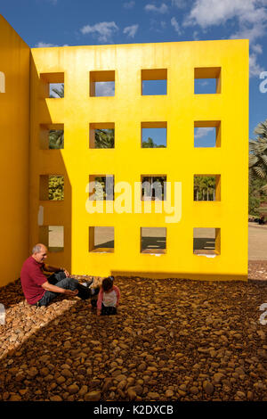 Junge Mädchen spielt mit ihrem Großvater an der Penetrável Magic Square #5 Kunst Installation von Helio Oiticica an Inhotim Institut, Minas Gerais, Brasilien Stockfoto