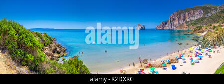 Spaggia di Masua Strand und Pan di Zucchero, Costa Verde, Sardinien, Italien. Stockfoto