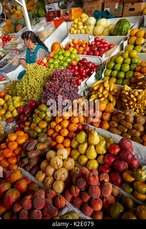 Obststand an der San Pedro Markt, Cusco, Peru, Südamerika Stockfoto