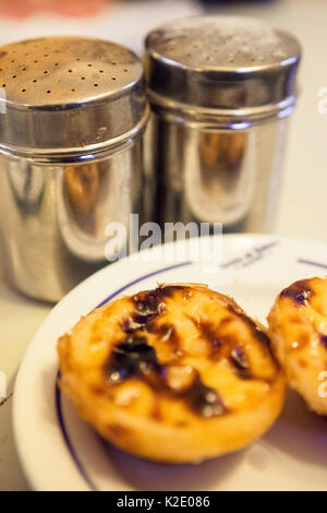 Pasteis de Belem mit Zucker und Zimt Stockfoto