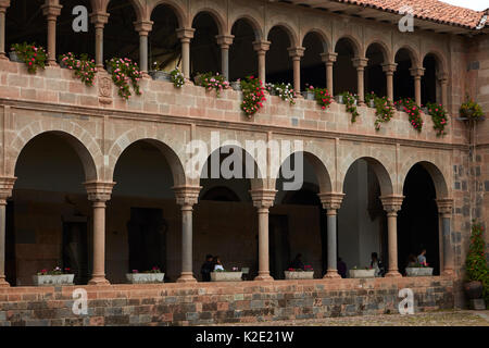 Kreuzgang im Kloster von Santo Domingo, gebaut auf den Fundamenten der Coricancha Inka Tempel, Cusco, Peru, Südamerika Stockfoto