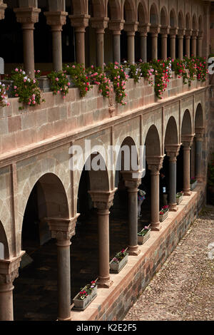 Kreuzgang im Kloster von Santo Domingo, gebaut auf den Fundamenten der Coricancha Inka Tempel, Cusco, Peru, Südamerika Stockfoto