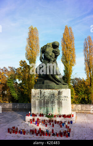Das Grab der gefallenen Krieger in Mirogoj Friedhof, Zagreb, im Herbst. Stockfoto