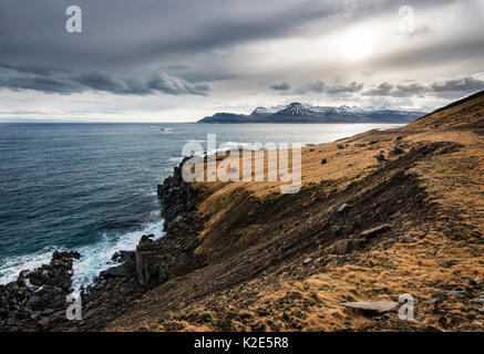 Schwarze lava Grenze neben dem Ring Road, dramatische Wolken, National Road 1, nördlich von Höfn, Austurland, Insel Stockfoto