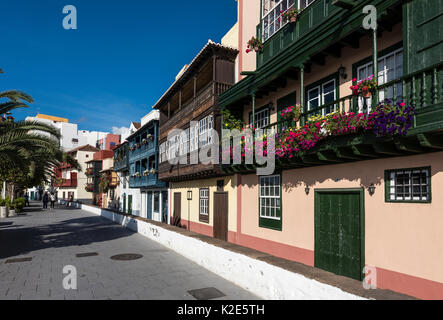 Balkon mit Blumen an der Avenida maritima, Altstadt, Santa Cruz de la Palma, La Palma, Kanarische Inseln, Spanien Stockfoto