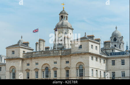 Staatliche Gebäude mit britischer Flagge, Whitehall, Westminster, London, England, Vereinigtes Königreich Stockfoto