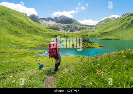 Auf Wanderweg, Schrecksee und Allgäuer Alpen, Bad Hindelang, Allgäu, Bayern, Deutschland, Wanderer Stockfoto