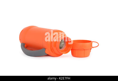 Leer modern orange Thermoskanne liegen in der Nähe von Becher auf weißem Hintergrund. Mit Freistellungspfad isoliert Stockfoto