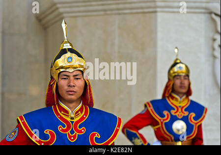 Hüterin der mongolischen Streitkräfte in traditionellen Uniformen vor der Dschingis-Khan Denkmal an das Parlament Stockfoto