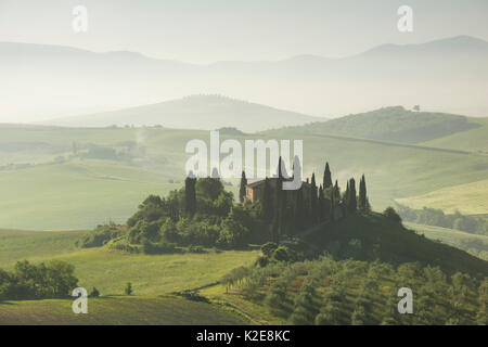 Podere Belvedere, einzelnes Gehöft am Sonnenaufgang mit frühen Nebel, San Quirico d'Orcia, Val d'Orcia, Toskana, Italien Stockfoto