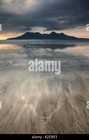 Sonnenuntergang über der Bucht von Laig, Insel Eigg in Richtung Insel Rum, Innere Hebriden, Schottland, UK, April 2014. Stockfoto