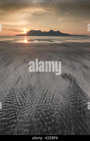 Sonnenuntergang über der Bucht von Laig, Insel Eigg in Richtung Insel Rum, Innere Hebriden, Schottland, UK, April 2014. Stockfoto