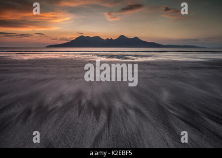 Dämmerung an der Bucht des Laig, Insel Eigg in Richtung Insel Rum, Innere Hebriden, Schottland, UK, April 2014. Stockfoto