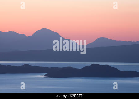 Blick von der Isle of Skye über Sound of Raasay, Rona und Torridon Hills, in der Dämmerung, Innere Hebriden, Schottland, UK, April 2014. Stockfoto