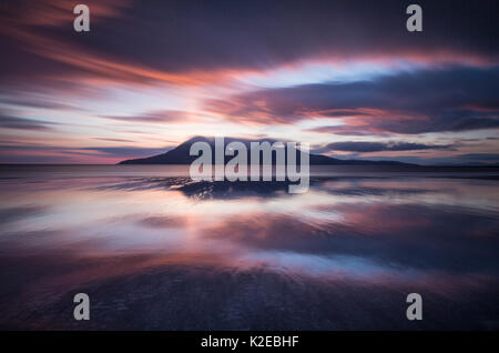 Sonnenuntergang über der Bucht von Laig, Insel Eigg in Richtung Insel Rum, Innere Hebriden, Schottland, UK, April 2014. Stockfoto